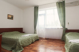 Повышенной комфортности 3-местный 1-комнатный корпус 1, Отель Дубравушка, Криница