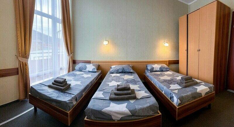 Делюкс 3-местный (с балконом, 2 корпус, 2-3 этаж)