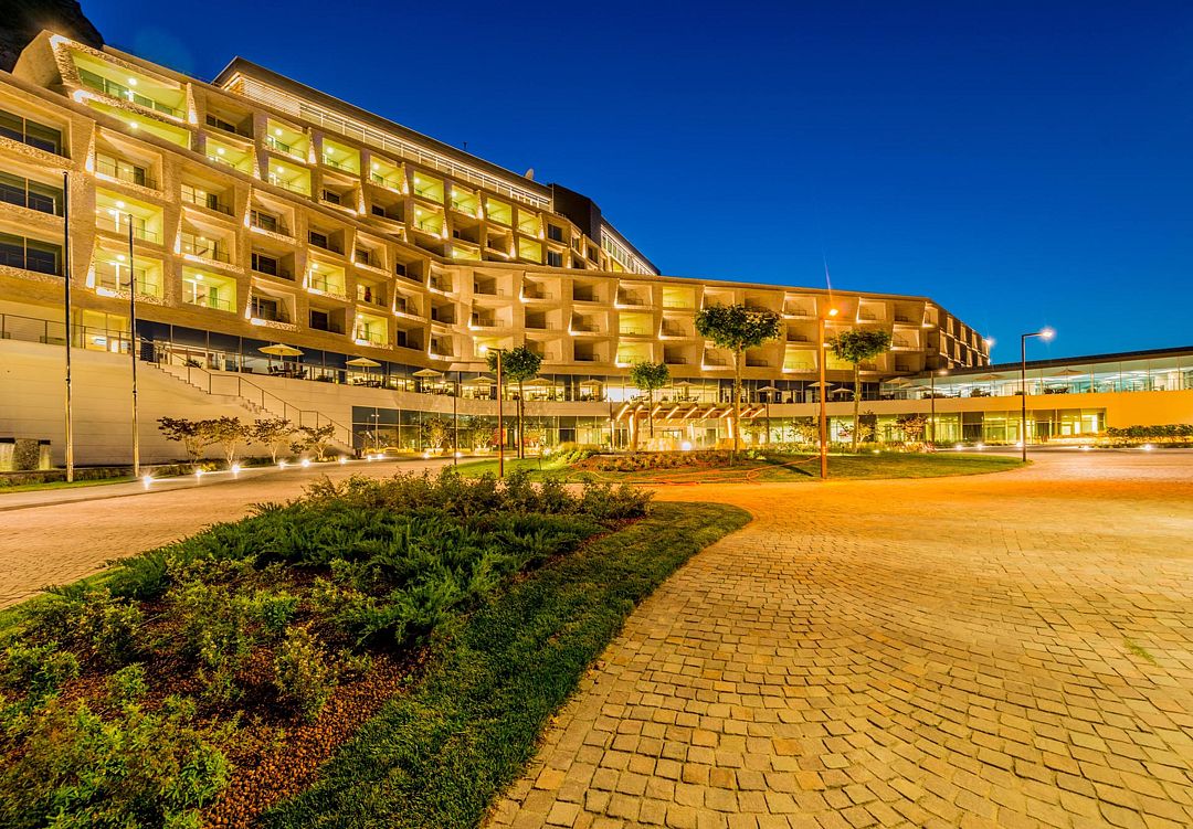 фасад вечером | Qalaalti Hotel & Spa, Шабранский район