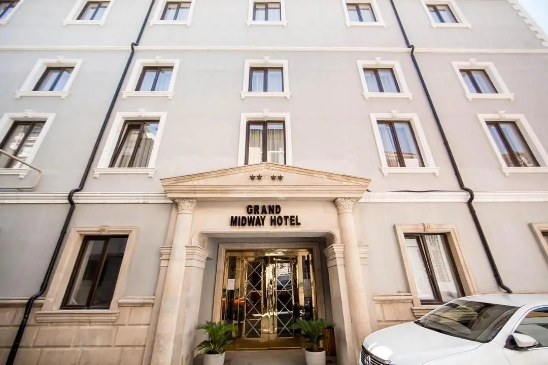 Фасад | Grand Midway Hotel, Бакинский экономический округ