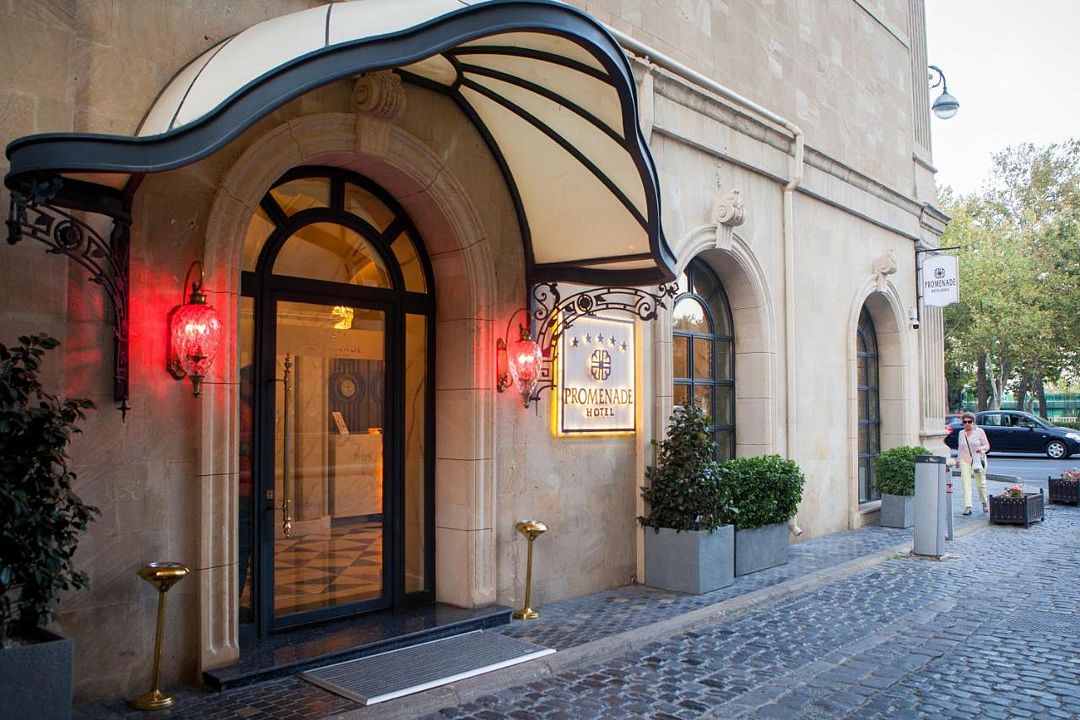 Фасад | Promenade Hotel, Бакинский экономический округ