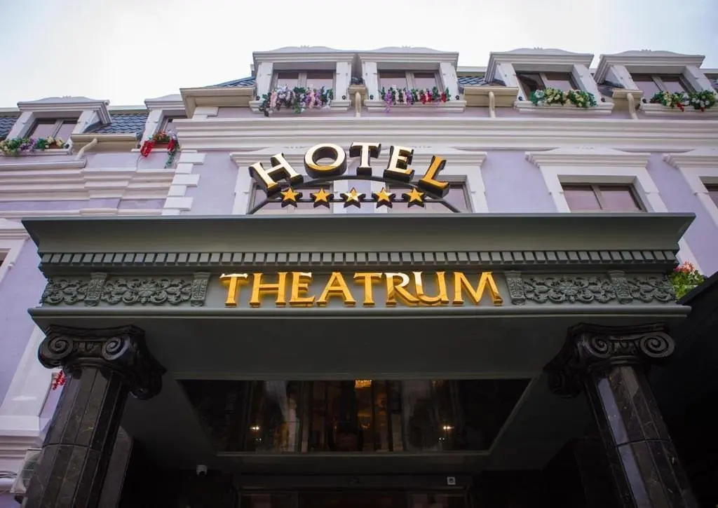 Фасад | Theatrum Hotel, Бакинский экономический округ