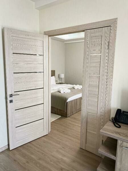 Люкс 4-местный 2-комнатный с джакузи (8)