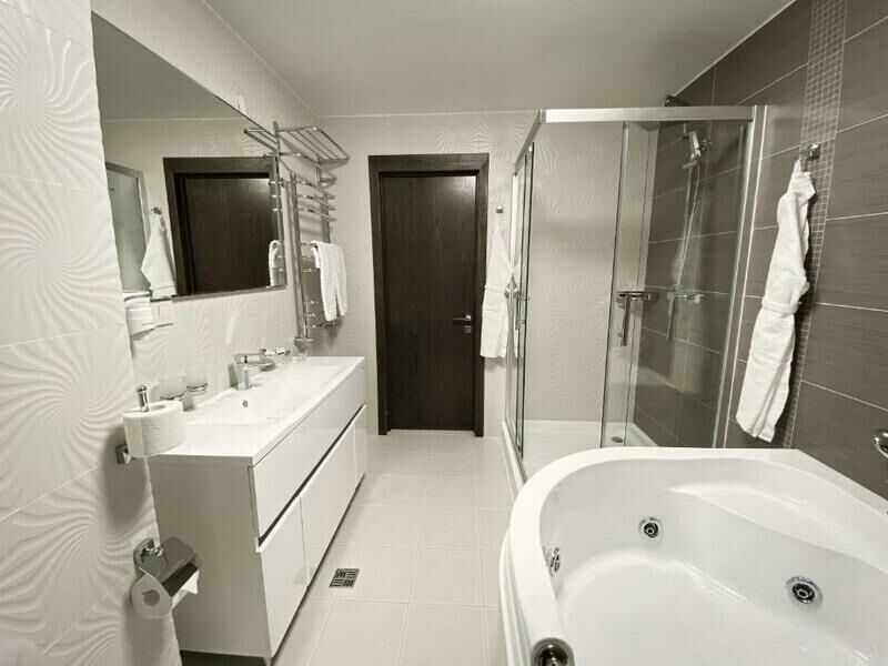 Люкс 4-местный 2-комнатный с джакузи (2)