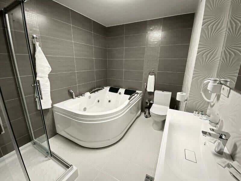 Люкс 4-местный 2-комнатный с джакузи (3)