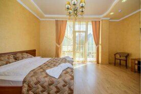 Стандарт 2-местный 1-комнатный с боковым видом на море без балкона (двуспальная кровать), Отель VK Hotel Royal, Алушта