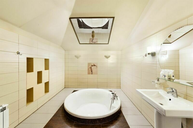 Люкс 2-местный 2-уровневый (бильярд, ванна)