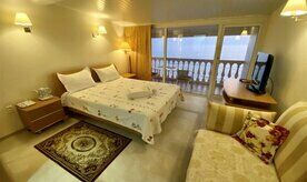 Делюкс 3-местный с балконом и видом на море, Отель Пионер, Лоо