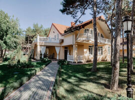 Вилла 8-местная 4-спальни с террасой, Гостиничный комплекс Alma Park Resort, Песчаное