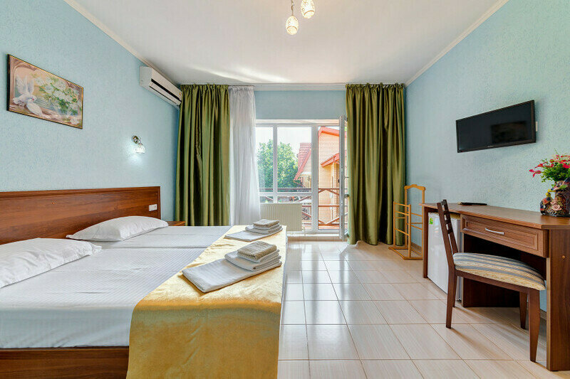 Стандартный 2-местный (с видом на бассейн и балконом)