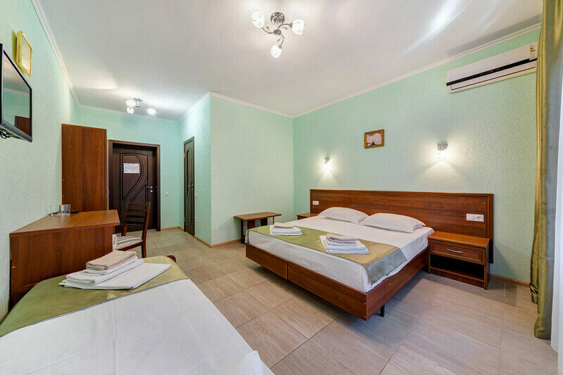 Стандартный 2-местный (с видом на бассейн и балконом)