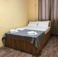 Улучшенный 4-местный с двуспальной кроватью и 2 односпальной кровати, Гостиница Астра, Анапа