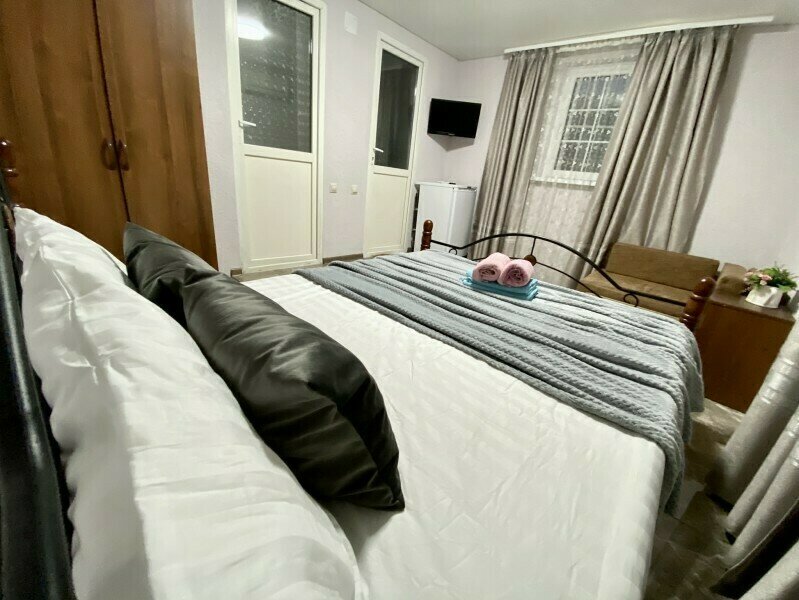 Комфорт 2-местный (с большой кроватью и креслом-кроватью)