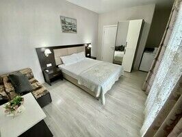Комфорт улучшенный 2-местный с большой кроватью и креслом-кроватью, Апарт-отель Брио, Геленджик