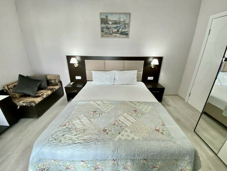 Комфорт Улучшенный 2-местный (с большой кроватью и креслом-кроватью)