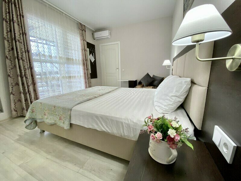 Комфорт Улучшенный 2-местный (с большой кроватью и креслом-кроватью)