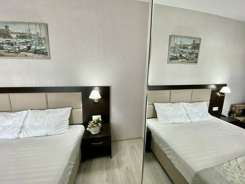 Комфорт Улучшенный 2-местный (с большой кроватью и креслом-кроватью)