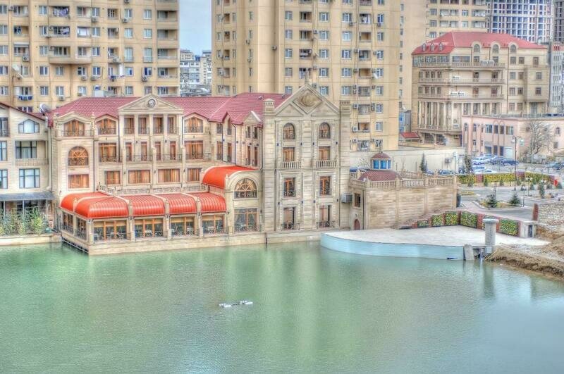 Фасад | Lake Palace Hotel, Бакинский экономический округ