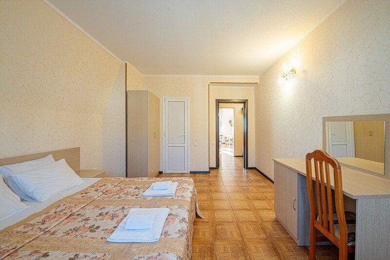 Семейный 4-местный (с кухней и балконом)