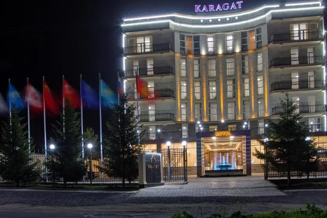 Фасад в ночное время | Karagat Hotel, Иссык-Кульская область