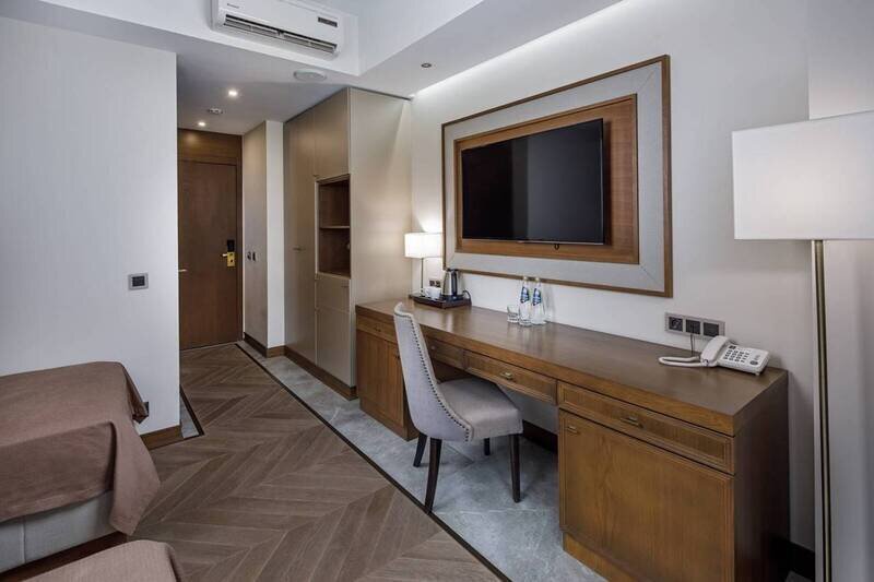 Сюит 4-местный 2-комнатный (главный корпус)