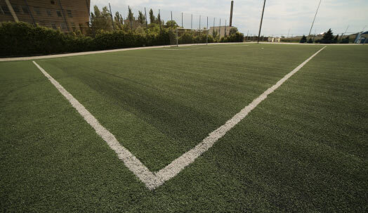 Футбольное поле с искусственным покрытием