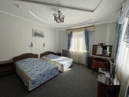 Двухкомнатный люкс с балконом с двумя полутораспальными кроватями №5, Гостиница Орион, Домбай