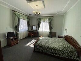 Двухкомнатный люкс с балконом с двуспальной кроватью №6, Гостиница Орион, Домбай