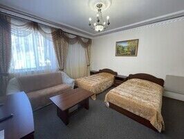 Полулюкс с балконом с двумя полутораспальными кроватями №8, Гостиница Орион, Домбай