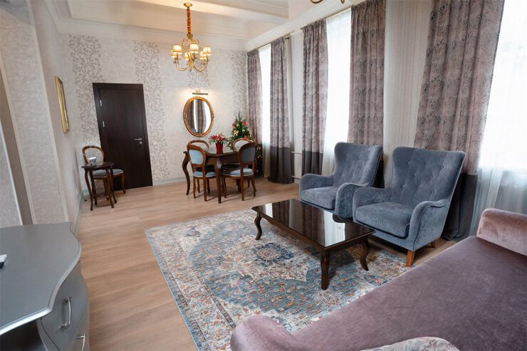 Люкс 4-местный 2-комнатный (вид на набережную)