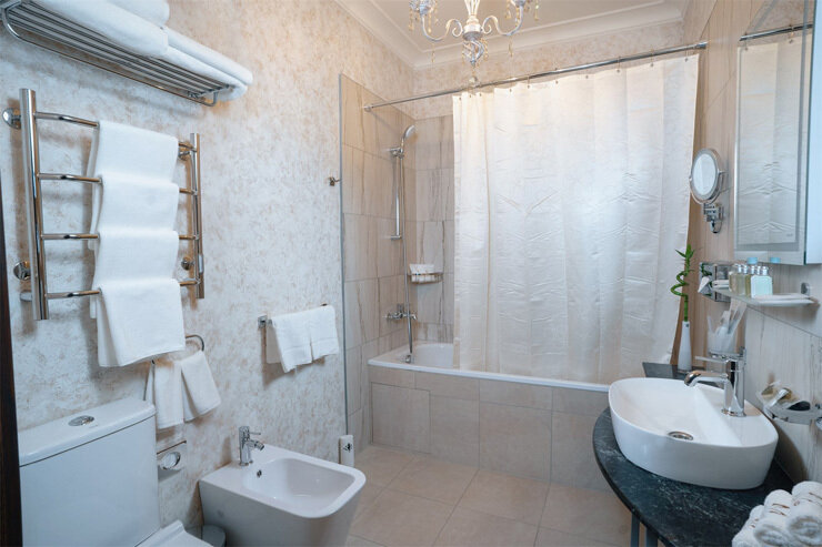 Люкс 4-местный 2-комнатный (вид на набережную)