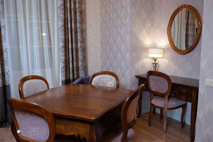 Люкс 4-местный 2-комнатный (с балконом, вид на набережную)