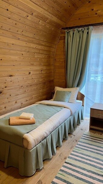 Домик у бассейна