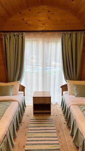 Домик у бассейна