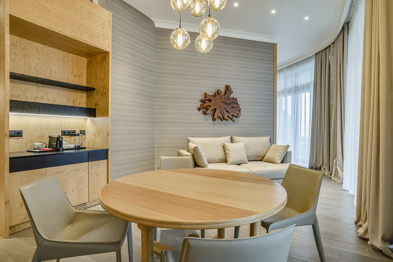 Люкс Представительский 2-местный 2-комнатный (с видом на парк)