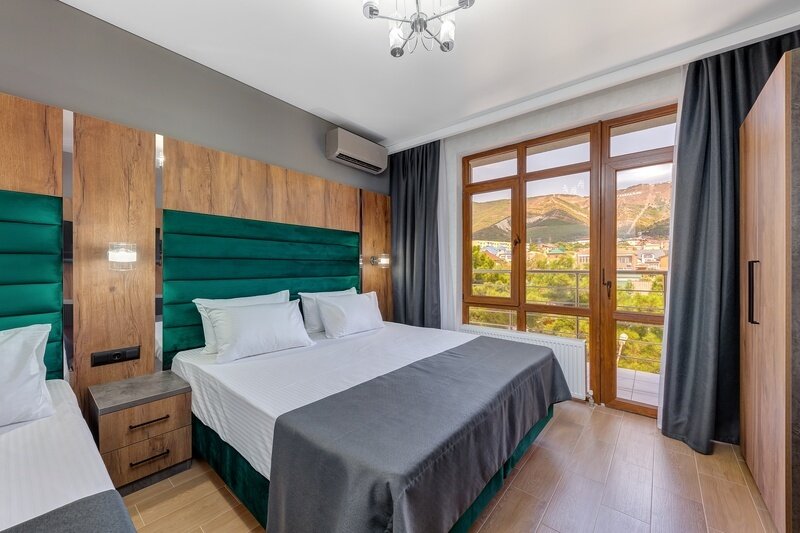 Комфорт 3-местный (с балконом и видом на горы)