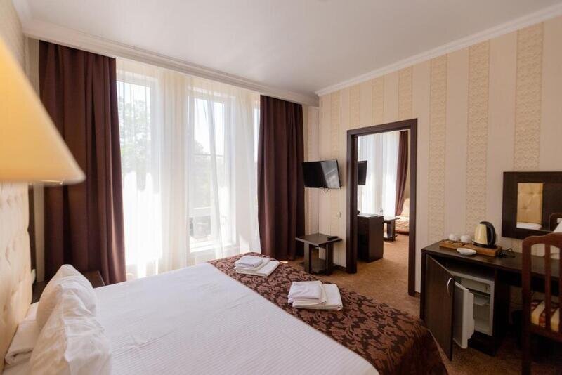 Люкс 4-местный 2-комнатный (с балконом)