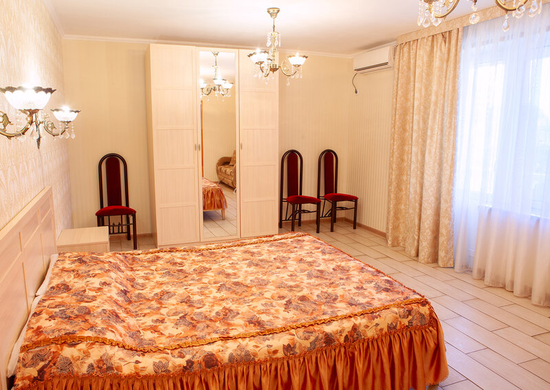 Люкс 2-местный 2-комнатный (главный корпус, с балконом)