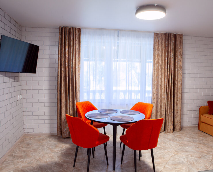 Люкс 2-местный 2-комнатный (главный корпус, с балконом)