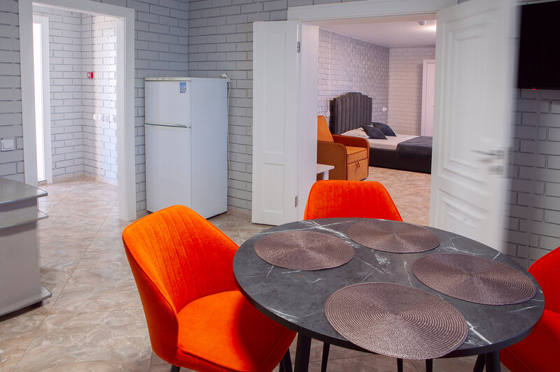 Люкс 2-местный 2-комнатный (главный корпус, с балконом)