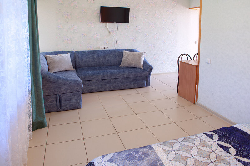 Стандартный 3-местный (главный корпус, с балконом)