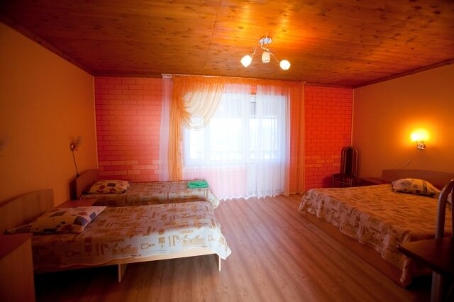 Стандартный 4-местный (главный корпус, с балконом)