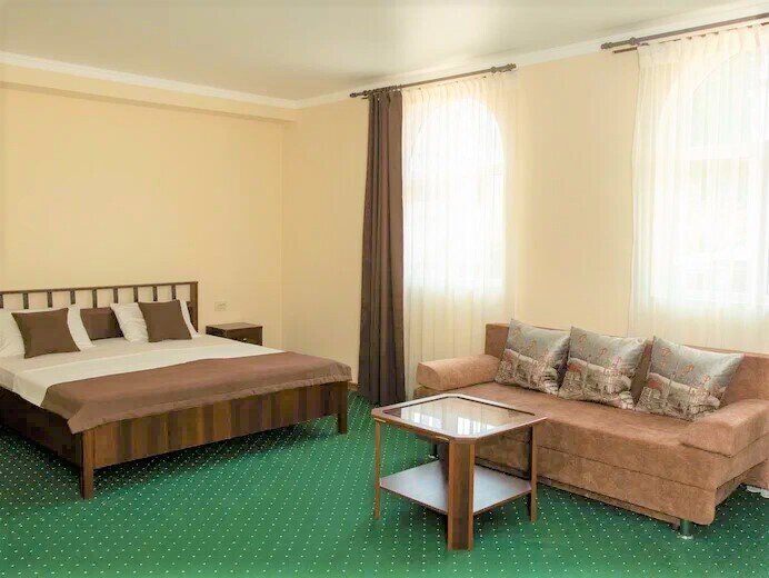 Люкс 4-местный 2-комнатный (с террасой)