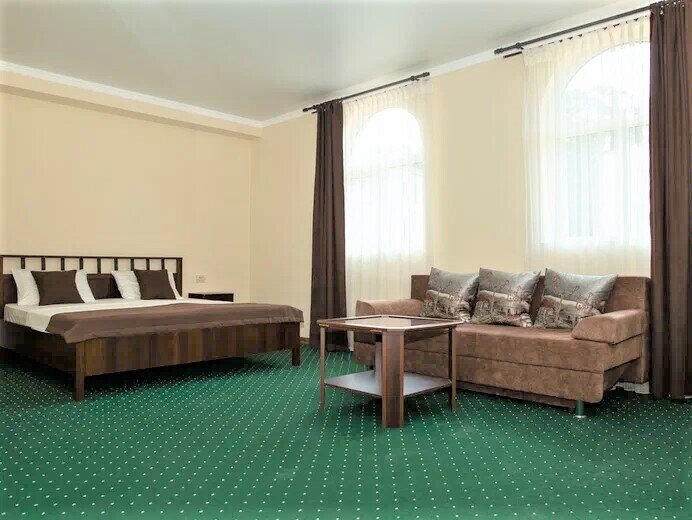 Люкс 4-местный 2-комнатный (с террасой)