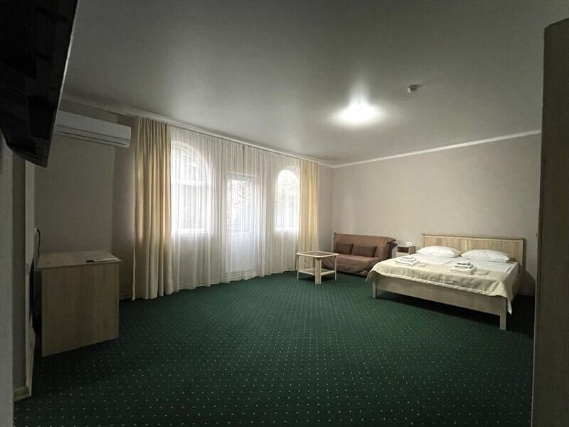 Люкс 4-местный 2-комнатный (с террасой)