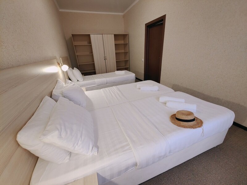 Люкс 5-местный 2-комнатный (с балконом, боковой вид на море)