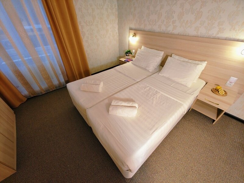 Люкс 5-местный 2-комнатный (с балконом, боковой вид на море)