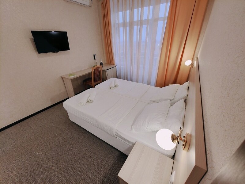 Люкс 5-местный 2-комнатный (с балконом, боковой вид на море)