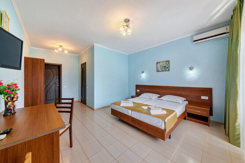 Стандартный 2-местный (с видом на бассейн и балконом)