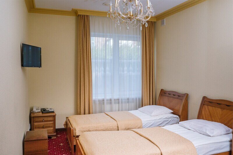 Стандартный 2-местный TWIN (вид на дорогу)